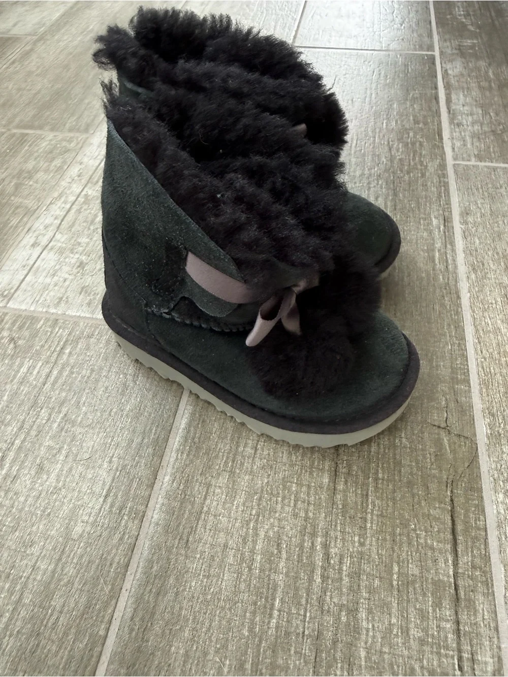 UGG Bailey Bow (older style) Size 8 Booys Black Girl Winter Back to school fall